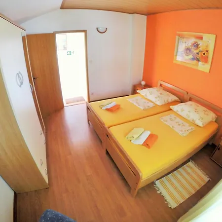 Apartment Mit Grill, Terrasse Und Garten Trogir
