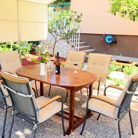 Apartment Mit Grill, Terrasse Und Garten Trogir