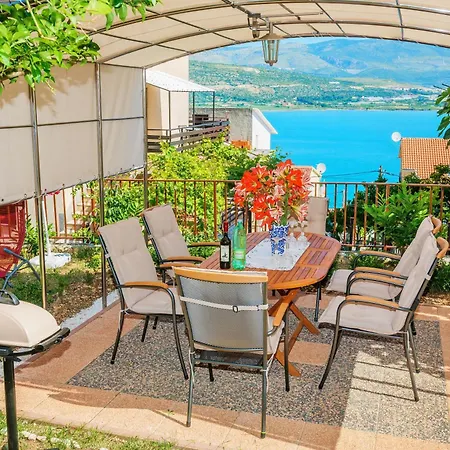 Mit Grill, Terrasse Und Garten